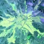 Art fluide abstrait coloré avec des tourbillons verts et violets, ressemblant à un motif en étoile.