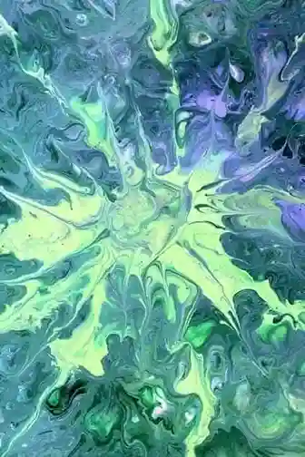 Art fluide abstrait coloré avec des tourbillons verts et violets, ressemblant à un motif en étoile.